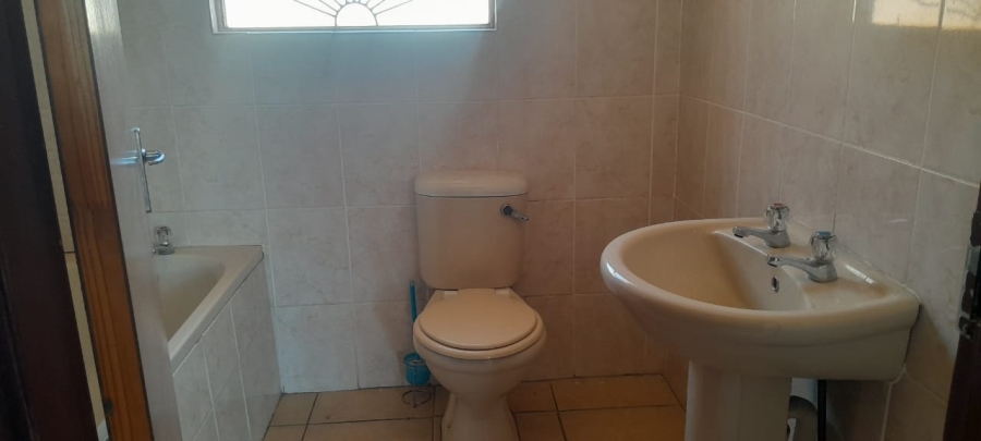 To Let 4 Bedroom Property for Rent in Southernwood Eastern Cape